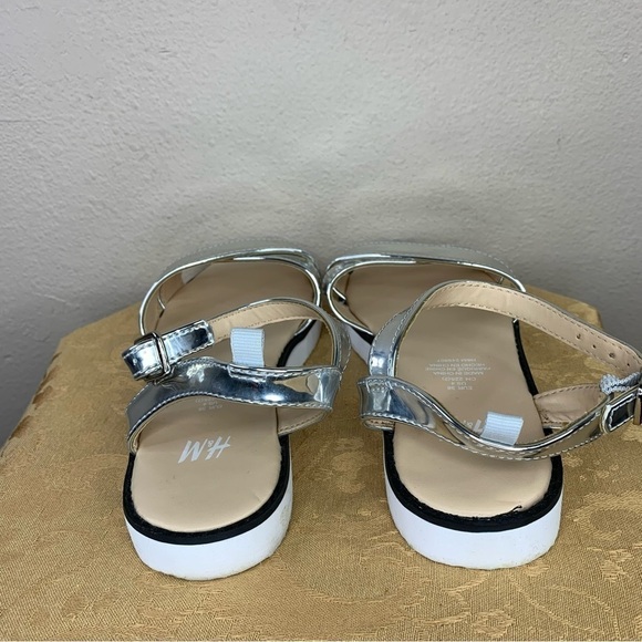 Size 4 H M Girls Silver White Sandals Strappy Foam Bottom Beachy Buckle Closure - Picture 5 of 9